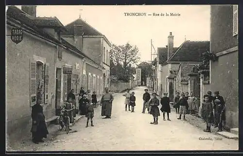 AK Tronchoy, Rue de la Mairie animée avec des enfants et habitants du village