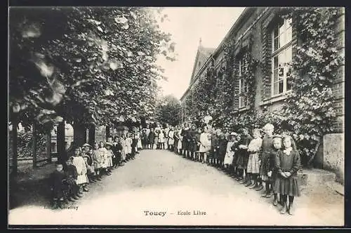 AK Toucy, École Libre avec les élèves alignés dans la cour