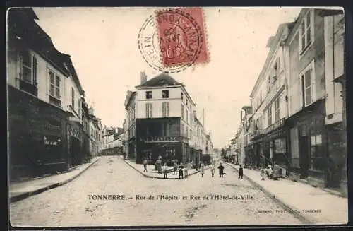 AK Tonnerre, Rue de l`Hôpital et Rue de l`Hôtel-de-Ville avec passants et bâtiments historiques