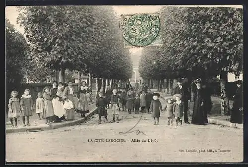 AK La Cité Laroche, Allée du Dépôt avec des enfants et des adultes en promenade