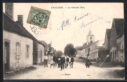 AK Jaulges, La Grande Rue avec villageois et troupeau devant l`église
