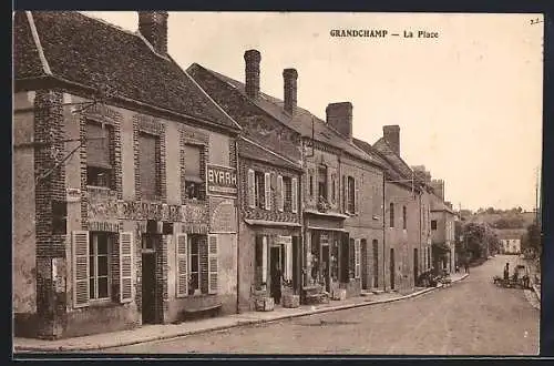 AK Grandchamp, La Place avec des maisons traditionnelles et une rue calme