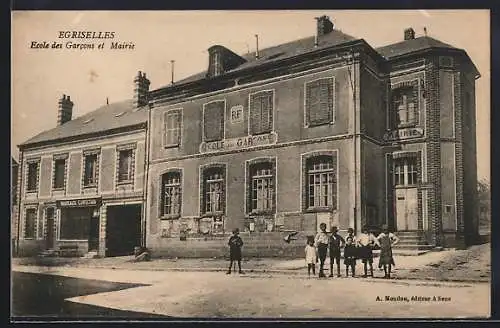 AK Égriselles, École des Garcons et Mairie avec enfants devant le bâtiment
