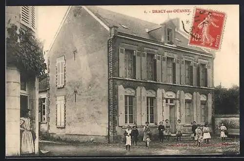 AK Dracy-sur-Ouanne, La mairie avec des enfants devant