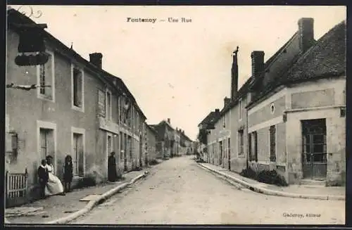 AK Fontenoy, Une Rue animée avec des habitants et des maisons anciennes