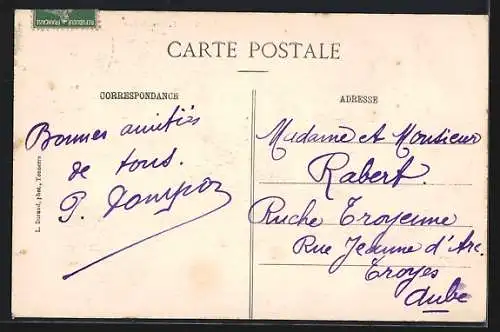AK Flogny, La Grande Rue animée avec des passants et vue sur le clocher au fond