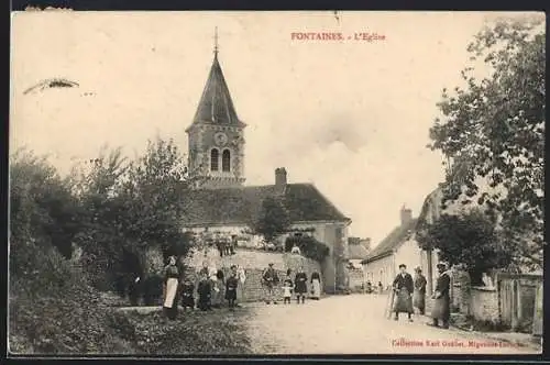 AK Fontaines, L`Église et habitants devant le clocher