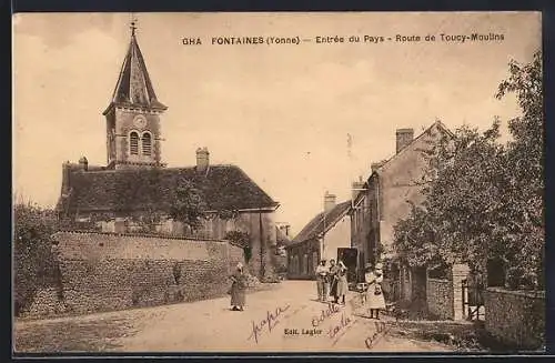 AK Fontaines /Yonne, Entrée du Pays, Route de Toucy-Moulins avec église et villageois