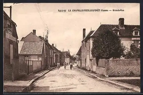 AK La Chapelle-Vieille-Forêt /Yonne, Grande-Rue avec passants
