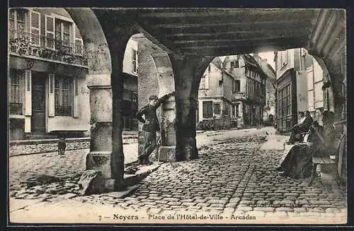 AK Noyers, Place de l`Hôtel-de-Ville, Arcades