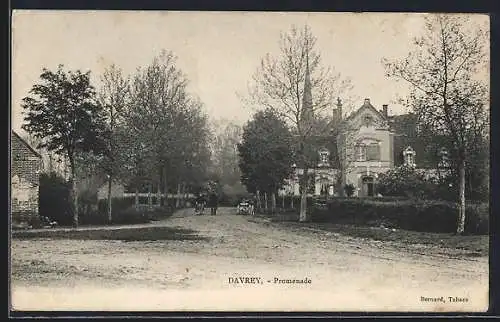 AK Davrey, Promenade et maison bordée d`arbres