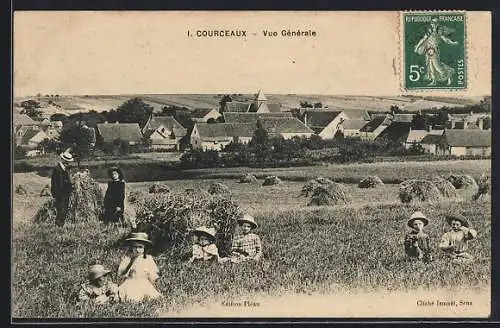 AK Courceaux, Vue Générale avec des enfants jouant dans un champ en été