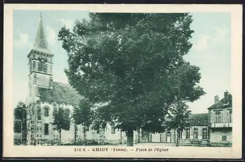 AK Chigy /Yonne, Place de l`Église avec vue sur l`église et grand arbre au centre