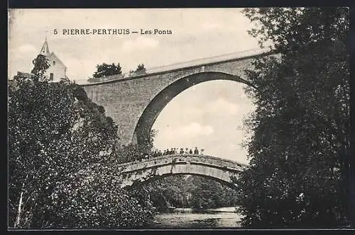 AK Pierre-Perthuis, Les Ponts avec vue sur l`église et la rivière entourée d`arbres