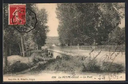 AK La Petite-Celle, Le Pont traversant la rivière entourée de verdure