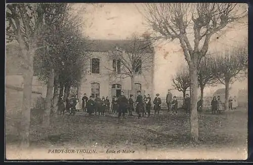 AK Paroy-sur-Tholon, École et Mairie avec des enfants devant le bâtiment