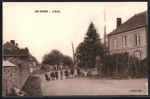 AK Les Ormes, L`École et les écoliers sur le chemin de l`école