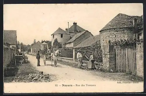 AK Noyers, Rue des Terreaux avec habitants et cheval sur la route