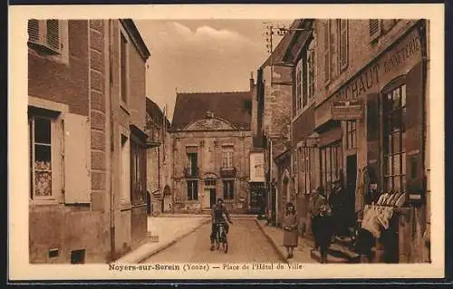 AK Noyers-sur-Serein, Place de l`Hôtel de Ville
