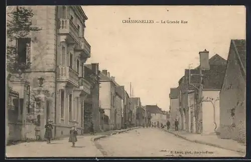 AK Chassignelles, La Grande Rue avec bâtiments et passants