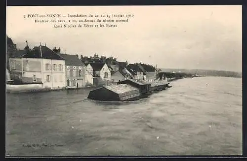 AK Pont-sur-Yonne, Quai Nicolas de Vères et les Buttes lors de l`inondation de janvier 1910