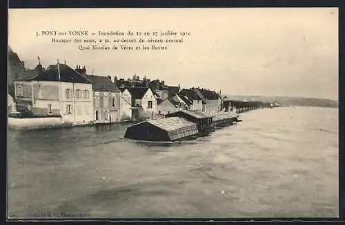 AK Pont-sur-Yonne, Quai Nicolas de Vères et les Buttes pendant l`inondation de janvier 1910