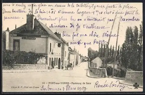 AK Pont-sur-Yonne, Faubourg de Sens avec maisons et rue animée