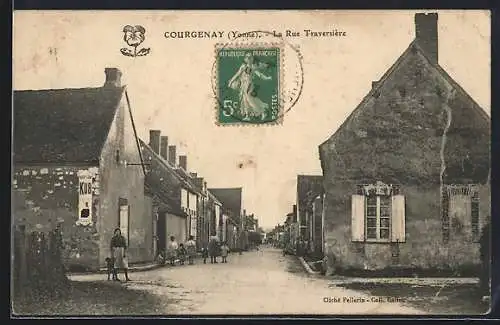 AK Courgenay /Yonne, La Rue Traversière avec des passants
