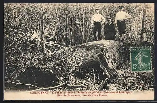 AK Courgenay /Yonne, Polissoir mégalithique dans le Bois du Fauconnnais, lieu dit Les Roches