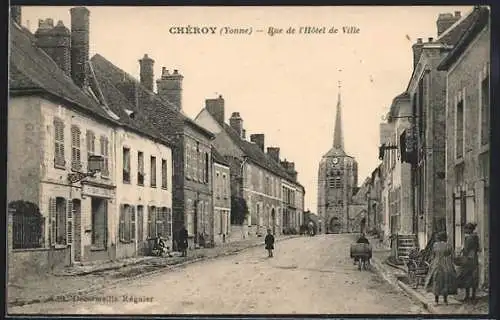 AK Chéroy /Yonne, Rue de l`Hôtel de Ville avec l`église en arrière-plan