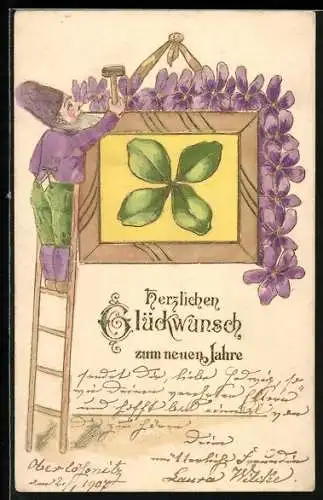Präge-AK Zwerg mit einem Bilderrahmen mit Kleeblatt, Neujahr