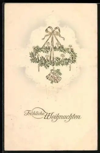 Präge-AK Kranz aus Tannengrün mit Glocken, Fröhliche Weihnachten