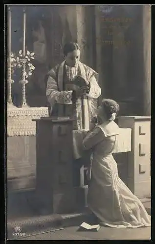 AK Mädchen kniet vor einem Priester, Andenken and die erste heilige Communion