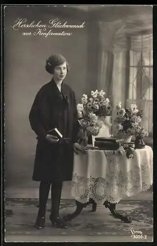 AK Mädchen mit Buch und Tisch voller Blumen, Herzlichen Glückwunsch zur Konfirmation