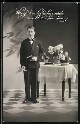 AK Junge im Anzug mit Bibel und Tisch, Herzlichen Glückwunsch zur Konfirmation