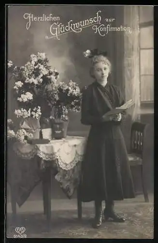AK Mädchen mit Blumen und Bibel, Herzlichen Glückwunsch zur Konfirmation