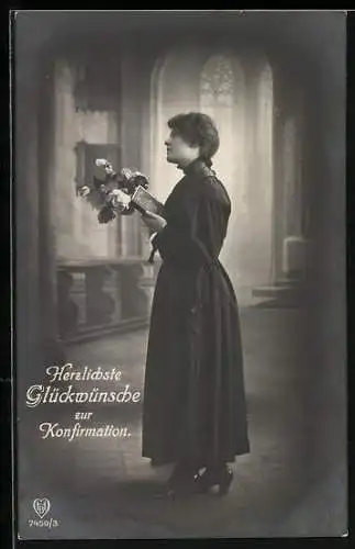 AK Mädchen mit Blumenstrauss und Bibel, Herzlichen Glückwunsch zur Konfirmation