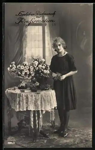 AK Mädchen mit Tisch voller Blumen, Herzlichen Glückwunsch zur Konfirmation