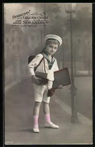 AK Junge in Matrosenkleidung mit Tafel, Herzlichen Glückwunsch zum ersten Schulgang
