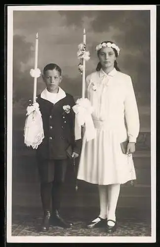 Foto-AK Zwei Kinder mit Kerzen zur Kommunion