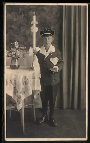 Foto-AK Junge mit Kerze und Blumen, Kommunion