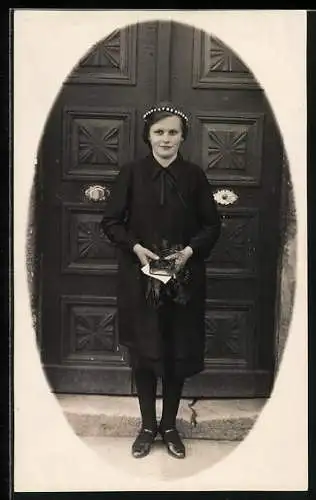 Foto-AK Mädchen mit Bibel und langem Kleid, Konfirmation