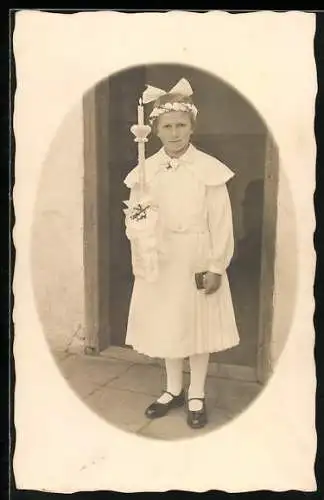 Foto-AK Mädchen mit Kerze zur Kommunion