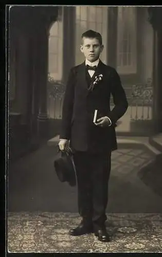 Foto-AK Junge im Anzug mit Hut und Bibel, Konfirmation