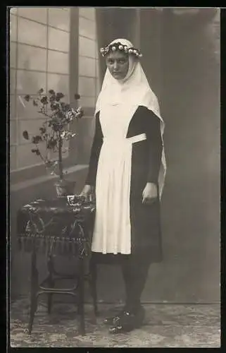 Foto-AK Mädchen mit Blumenkranz