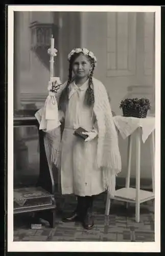 Foto-AK Mädchen mit Kerze und Blumenkranz, Kommunion