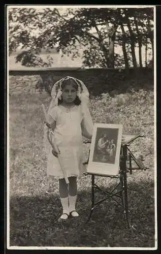 Foto-AK Mädchen mit Schleier und Kerze, Kommunion