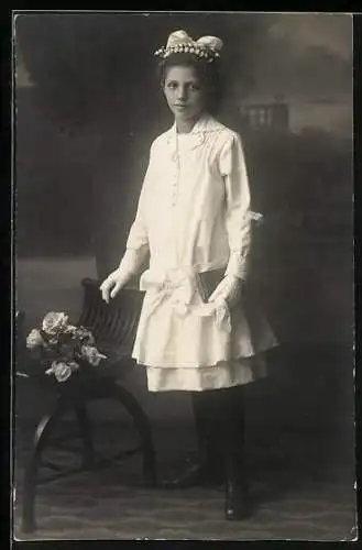 Foto-AK Mädchen mit Bibel und Blumen, Konfirmation