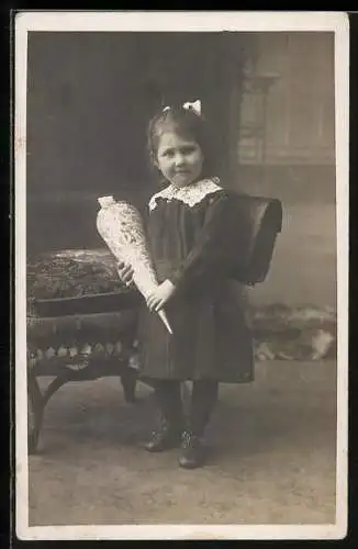 Foto-AK Mädchen mit Schultüte, Schulanfang