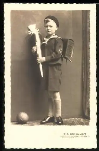 Foto-AK Junge mit Schultüte und Ball zum Schulanfang